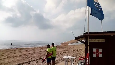 Socorristas rescatan a un hombre de 24 años tras sufrir un semiahogamiento en Cala Romántica Socorristas rescatan a un hombre de 24 años tras sufrir un semiahogamiento en Cala Romántica