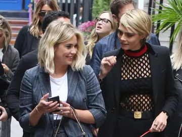 Cara Delevigne y Ashley Benson Cara Delevigne y Ashley Benson