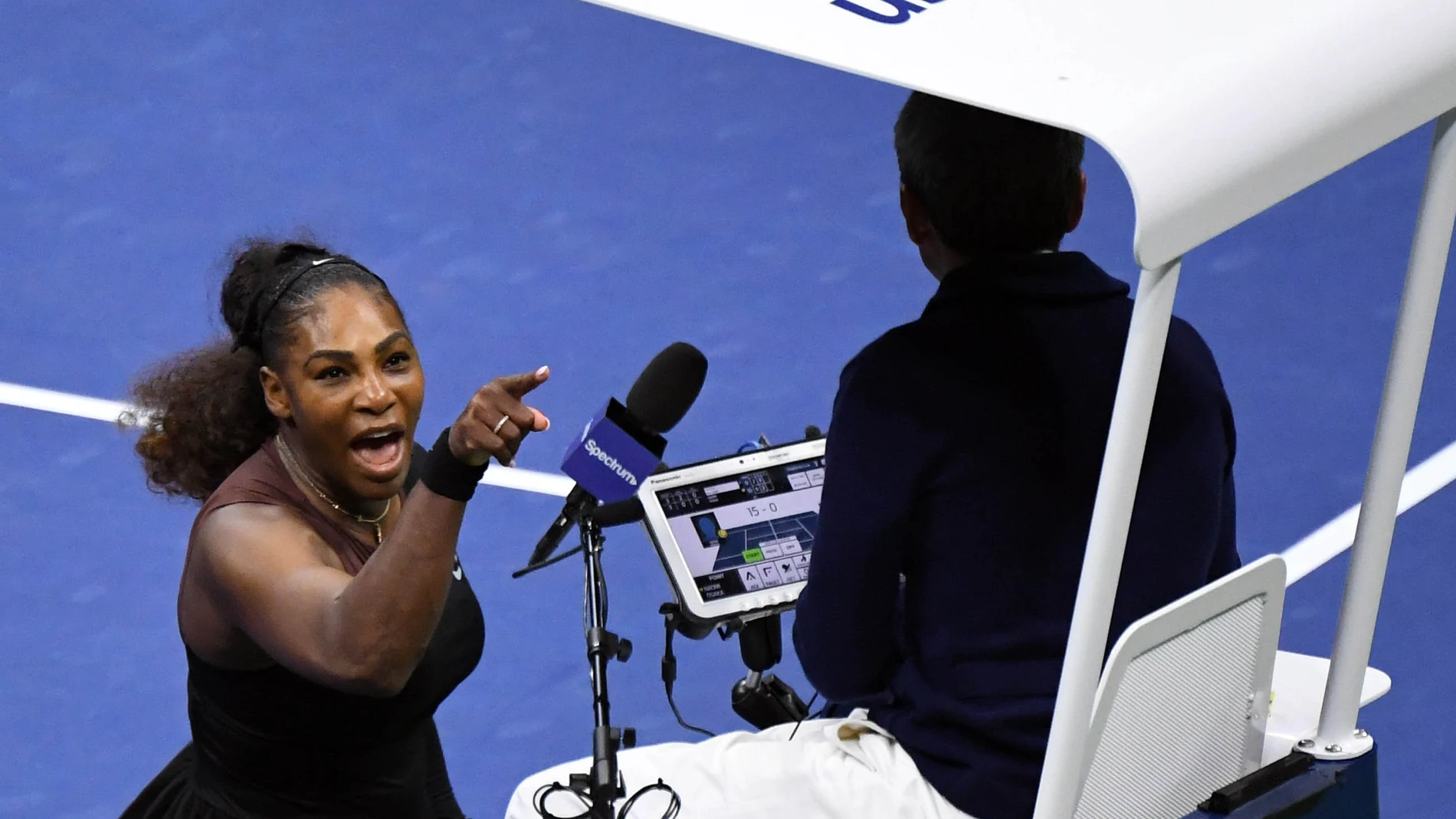 Serena Williams increpa al juez de silla Carlos Ramos Serena Williams increpa al juez de silla Carlos Ramos
