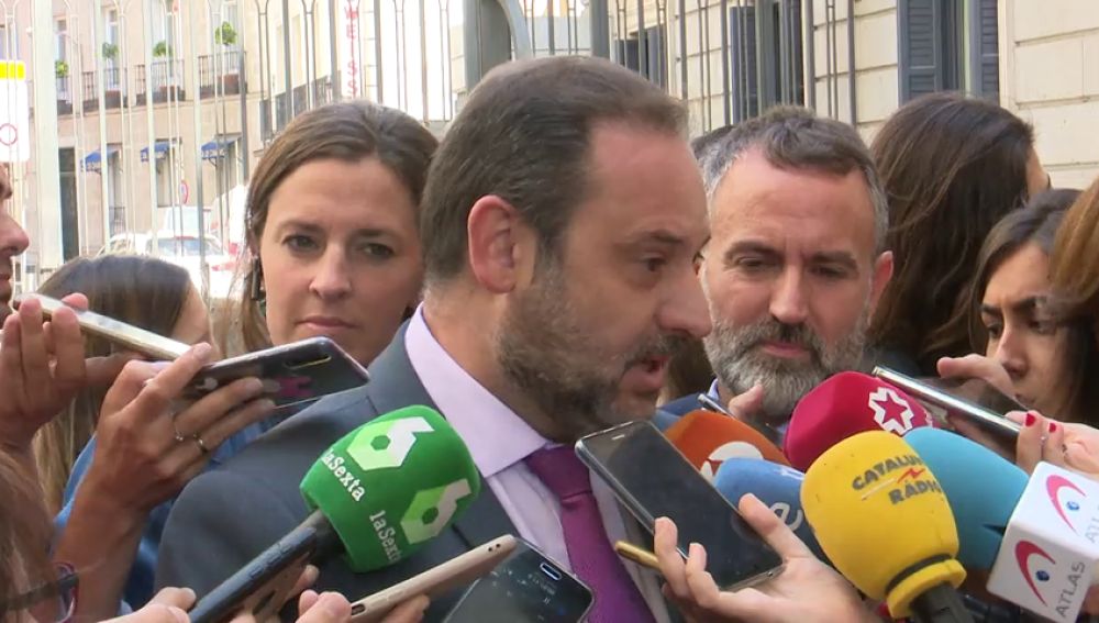 Ábalos expresa el "apoyo" del PSOE y del Gobierno a Carmen Montón