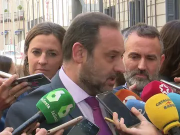 Ábalos expresa el "apoyo" del PSOE y del Gobierno a Carmen Montón Ábalos expresa el "apoyo" del PSOE y del Gobierno a Carmen Montón