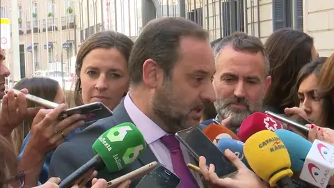 Ábalos expresa el "apoyo" del PSOE y del Gobierno a Carmen Montón Ábalos expresa el "apoyo" del PSOE y del Gobierno a Carmen Montón