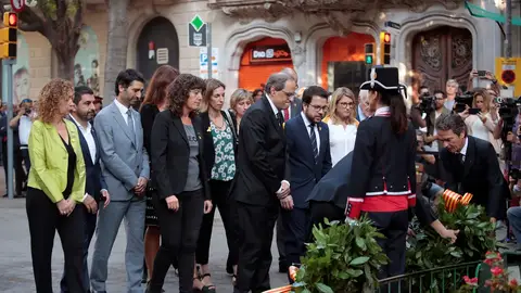 Torra encabeza la ofrenda floral en la Diada Torra encabeza la ofrenda floral en la Diada
