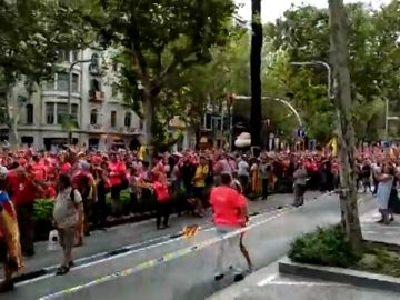 Los minutos de silencio programados por la ANC, interrumpidos por el himno de España en la manifestación por la Diada