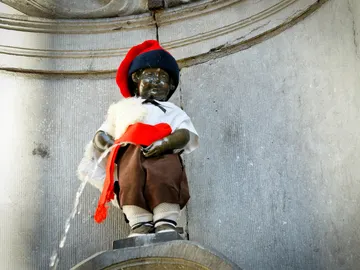 El Manneken Pis, vestido de pastorcillo catalán El Manneken Pis, vestido de pastorcillo catalán