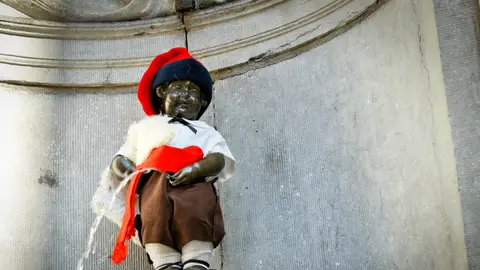 El Manneken Pis, vestido de pastorcillo catalán El Manneken Pis, vestido de pastorcillo catalán