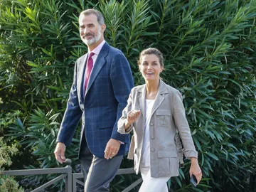 Los Reyes de España tras acompañar a sus hijas al colegio Los Reyes de España tras acompañar a sus hijas al colegio