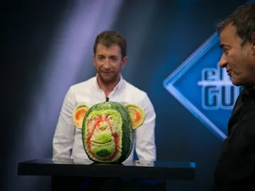 Javier Bardem y Eduard Fernández alucinan con las esculturas hechas con comida de Valeriano Fatica en 'El Hormiguero 3.0' Javier Bardem y Eduard Fernández alucinan con las esculturas hechas con comida de Valeriano Fatica en 'El Hormiguero 3.0'