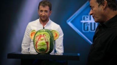 Javier Bardem y Eduard Fernández alucinan con las esculturas hechas con comida de Valeriano Fatica en 'El Hormiguero 3.0'