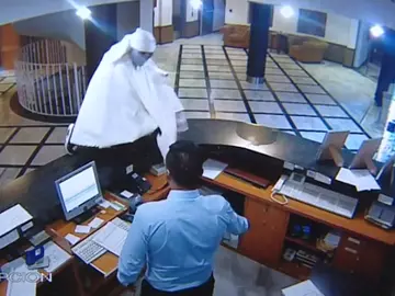 Se viste como un fantasma para atracar un hotel Se viste como un fantasma para atracar un hotel