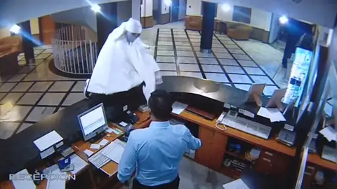 Se viste como un fantasma para atracar un hotel Se viste como un fantasma para atracar un hotel