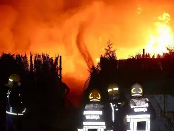 El fuego arrasa una nave de reciclaje en O Porriño El fuego arrasa una nave de reciclaje en O Porriño