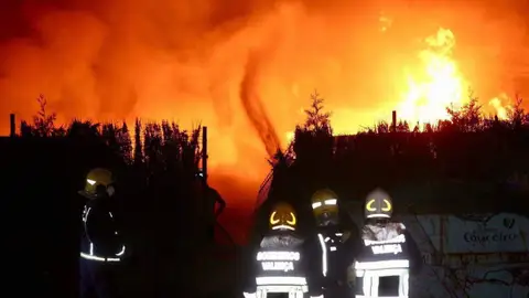 El fuego arrasa una nave de reciclaje en O Porriño El fuego arrasa una nave de reciclaje en O Porriño