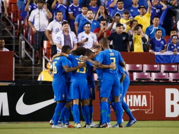 la selección brasileña celebra un gol