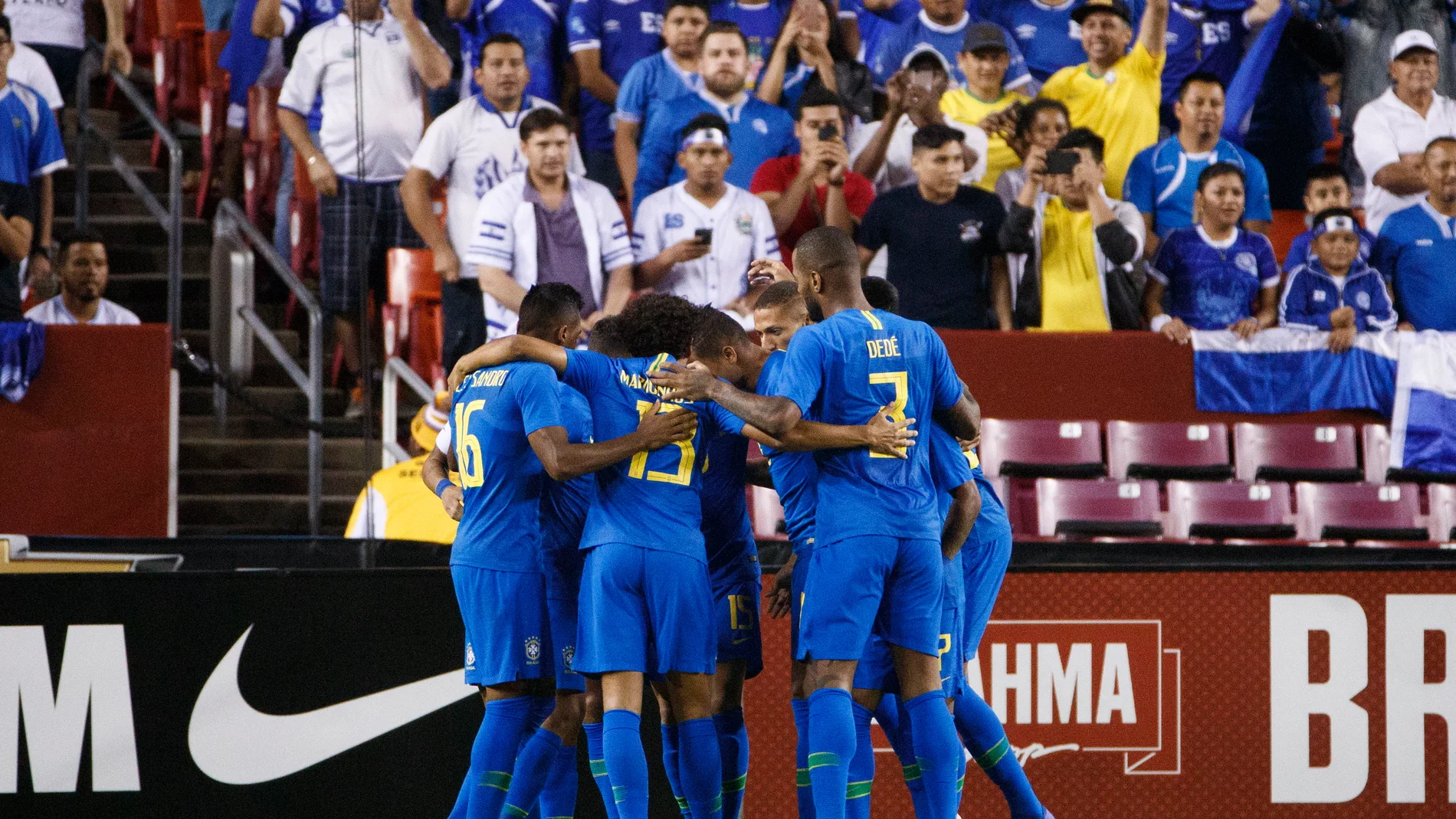 la selección brasileña celebra un gol la selección brasileña celebra un gol