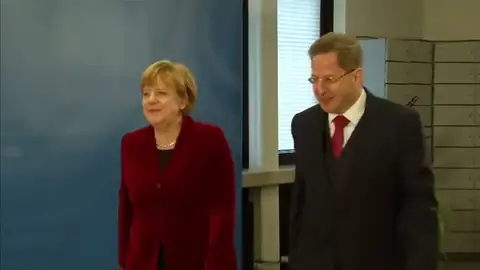 Merkel decide relevar al jefe del espionaje alemán tras sus polémicas declaraciones sobre los ultras Merkel decide relevar al jefe del espionaje alemán tras sus polémicas declaraciones sobre los ultras