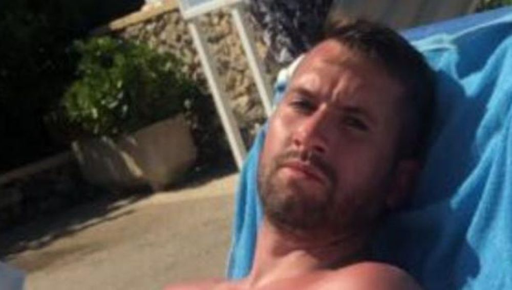 El turista británico Steven Tratt