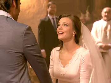 El invitado especial llega a tiempo a la boda para sorpresa y emoción de María El invitado especial llega a tiempo a la boda para sorpresa y emoción de María