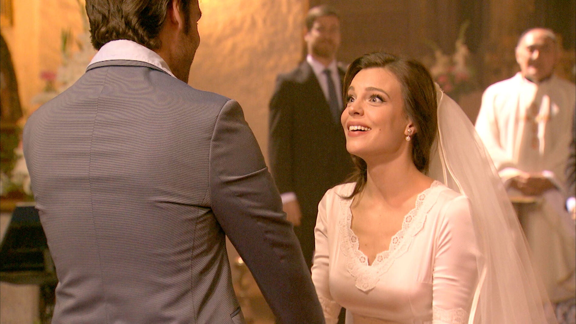 El invitado especial llega a tiempo a la boda para sorpresa y emoci&oacute;n de Mar&iacute;a