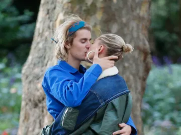 Justin Bieber y Hailey Baldwin, muy apasionados en Londres Justin Bieber y Hailey Baldwin, muy apasionados en Londres