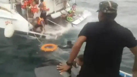 Rescatan en la costa de Tailandia a 14 turistas españoles Rescatan en la costa de Tailandia a 14 turistas españoles