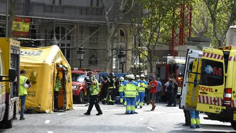 Integrantes de los servicios de Emergencias en las inmediaciones del madrileño hotel Ritz Integrantes de los servicios de Emergencias en las inmediaciones del madrileño hotel Ritz