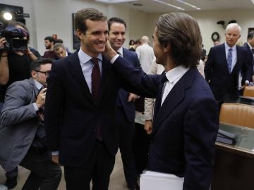 El expresidente del Gobierno José María Aznar, acompañado por el presidente del Partido Popular, Pablo Casado