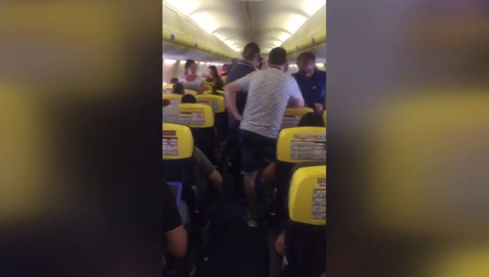 Los pasajeros de un vuelo de Ryanair esperan tres horas dentro del avión en Valencia