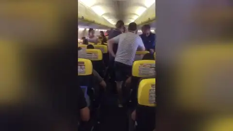 Los pasajeros de un vuelo de Ryanair esperan tres horas dentro del avión en Valencia Los pasajeros de un vuelo de Ryanair esperan tres horas dentro del avión en Valencia