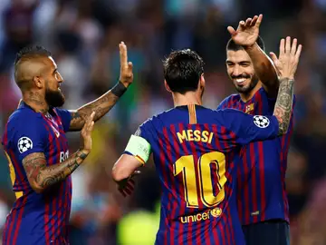 Messi celebra con Suárez y Arturo Vidal un gol ante el PSV Messi celebra con Suárez y Arturo Vidal un gol ante el PSV