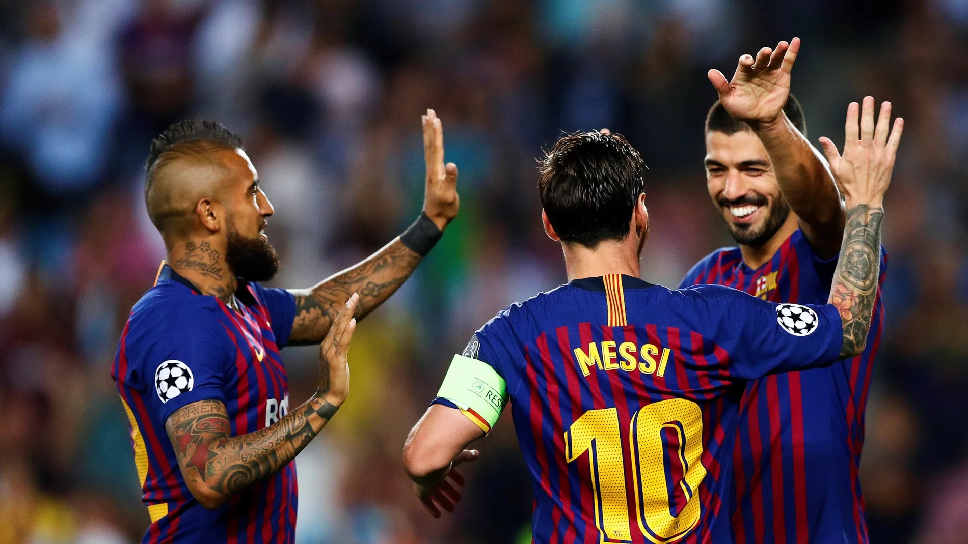 Messi celebra con Suárez y Arturo Vidal un gol ante el PSV Messi celebra con Suárez y Arturo Vidal un gol ante el PSV