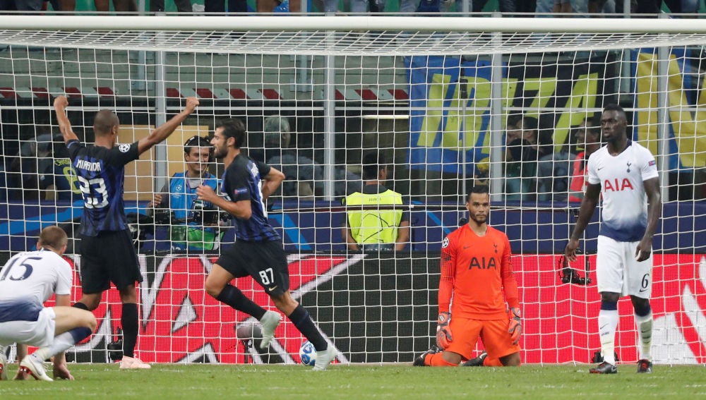 Los jugadores del Inter celebran el segundo gol ante el Tottenham