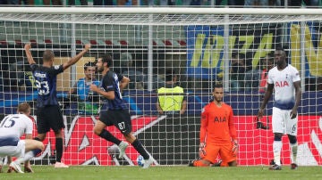 Los jugadores del Inter celebran el segundo gol ante el Tottenham