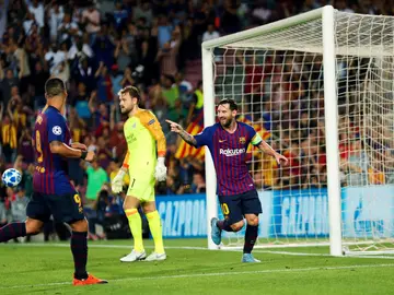 Leo Messi celebra uno de sus tres goles ante el PSV Leo Messi celebra uno de sus tres goles ante el PSV