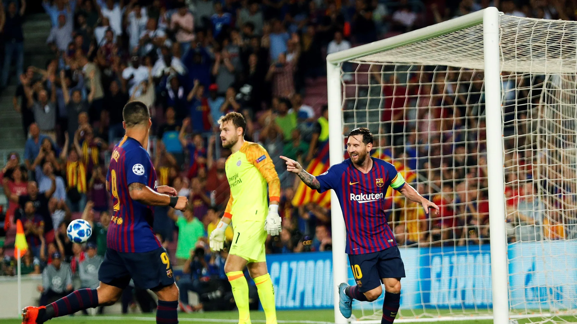 Leo Messi celebra uno de sus tres goles ante el PSV Leo Messi celebra uno de sus tres goles ante el PSV