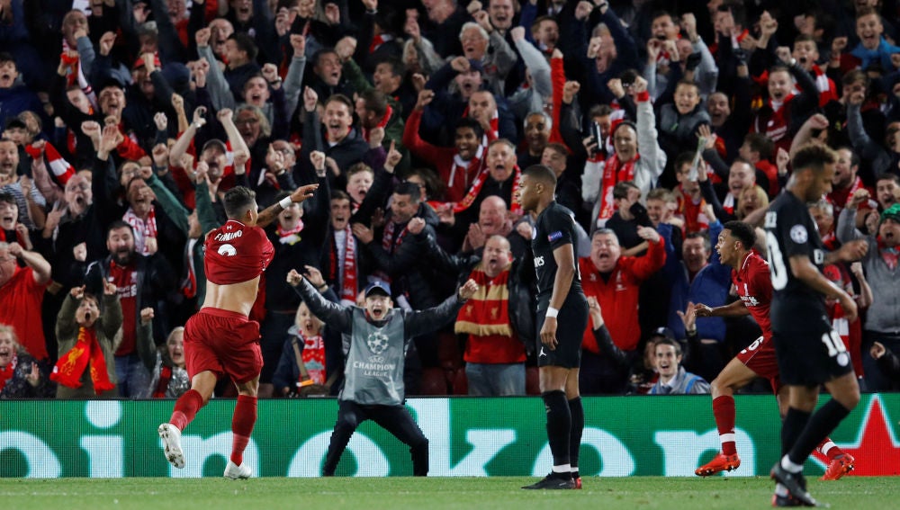 Firmino celebra el tercer y definitivo gol ante el PSG