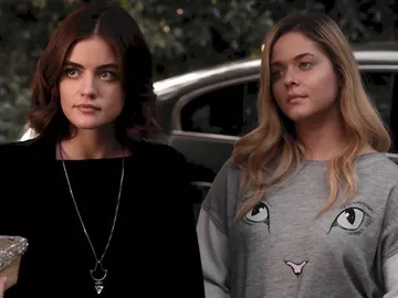 Aria y Alison en 'Pretty Little Liars' Aria y Alison en 'Pretty Little Liars'