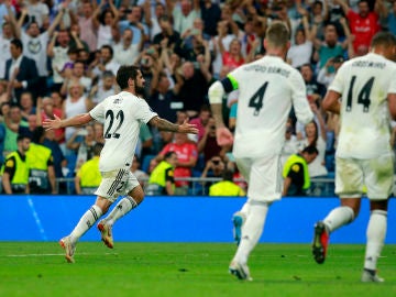 Isco celebra su gol de falta ante la Roma