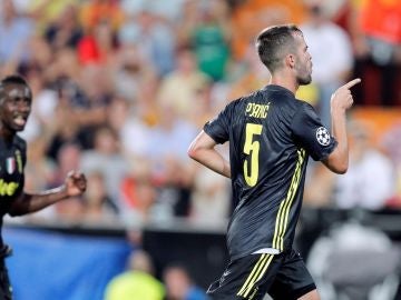 Pjanic celebra un gol en Mestalla