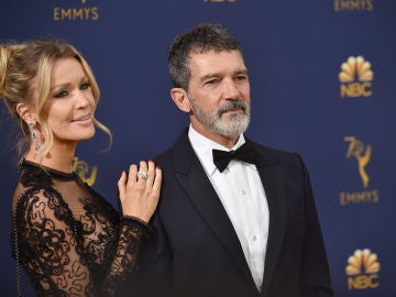 Antonio Banderas en los Emmy 2018 junto a su pareja, Nicole Kimpel