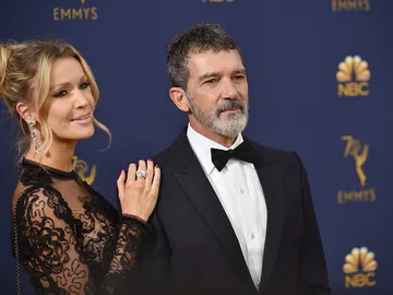 Antonio Banderas en los Emmy 2018 junto a su pareja, Nicole Kimpel Antonio Banderas en los Emmy 2018 junto a su pareja, Nicole Kimpel