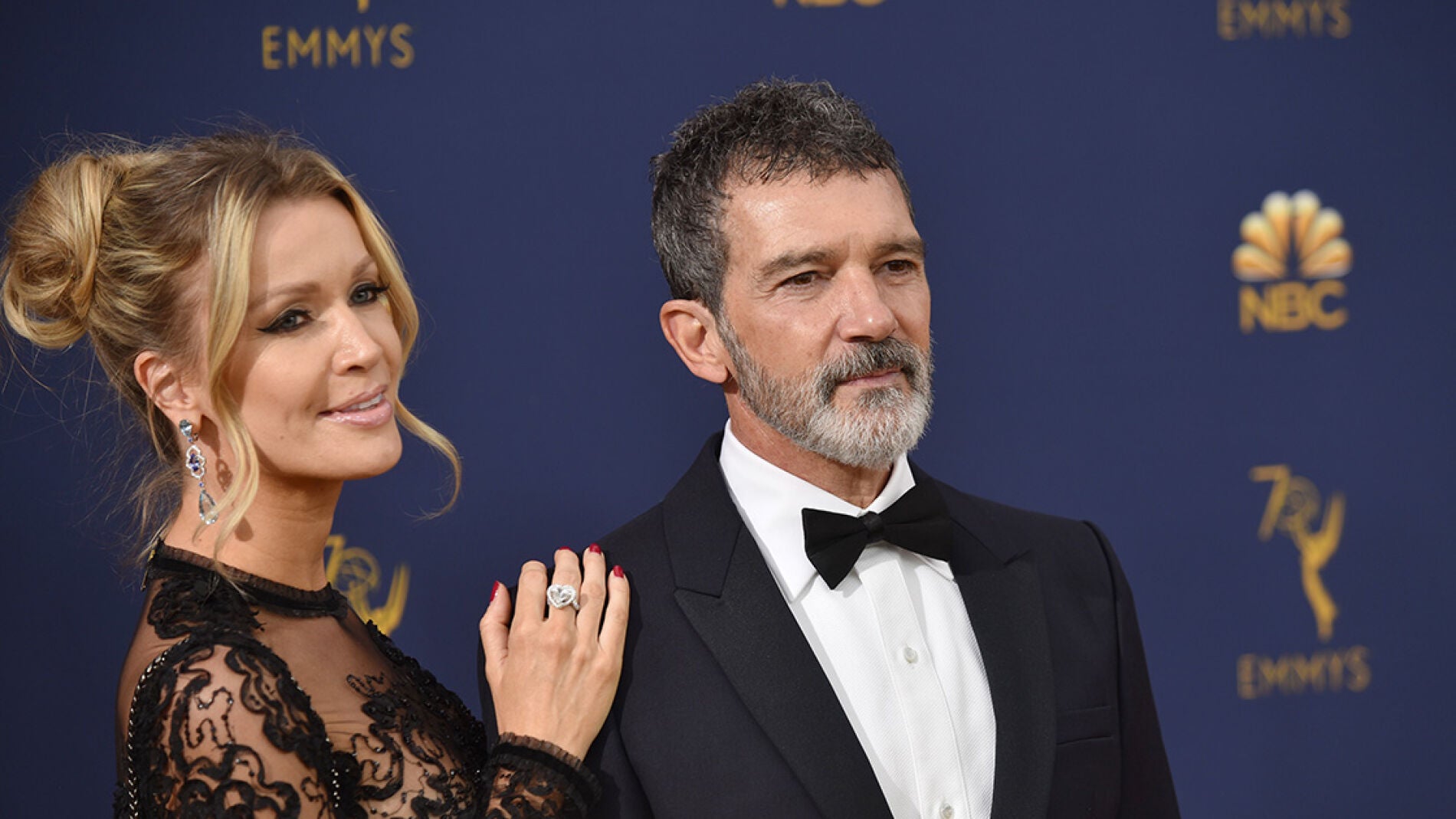 Antonio Banderas en los Emmy 2018 junto a su pareja, Nicole Kimpel