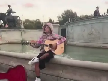 Justin Bieber le dedica una serenata a Hailey Baldwin en las calles de Londres Justin Bieber le dedica una serenata a Hailey Baldwin en las calles de Londres