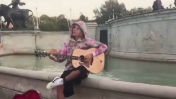 Justin Bieber le dedica una serenata a Hailey Baldwin en las calles de Londres Justin Bieber le dedica una serenata a Hailey Baldwin en las calles de Londres