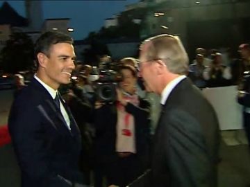 Sánchez guarda silencio a su llegada a Austria sobre las explicaciones sobre su tesis que el PP le forzará a dar en el Senado