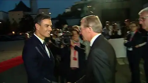 Sánchez guarda silencio a su llegada a Austria sobre las explicaciones sobre su tesis que el PP le forzará a dar en el Senado Sánchez guarda silencio a su llegada a Austria sobre las explicaciones sobre su tesis que el PP le forzará a dar en el Senado