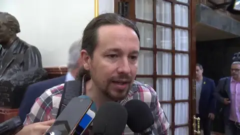 Iglesias defiende a Sánchez de las acusaciones de plagio: "Son una irresponsabilidad que deja su escaso prestigio por los suelos" Iglesias defiende a Sánchez de las acusaciones de plagio: "Son una irresponsabilidad que deja su escaso prestigio por los suelos"