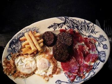 Un buen plato de huevos con patatas... y más cosas. Un buen plato de huevos con patatas... y más cosas.