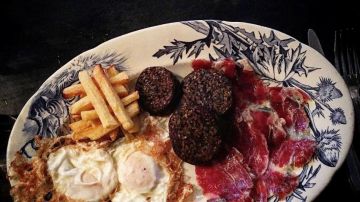 Un buen plato de huevos con patatas... y más cosas. Un buen plato de huevos con patatas... y más cosas.