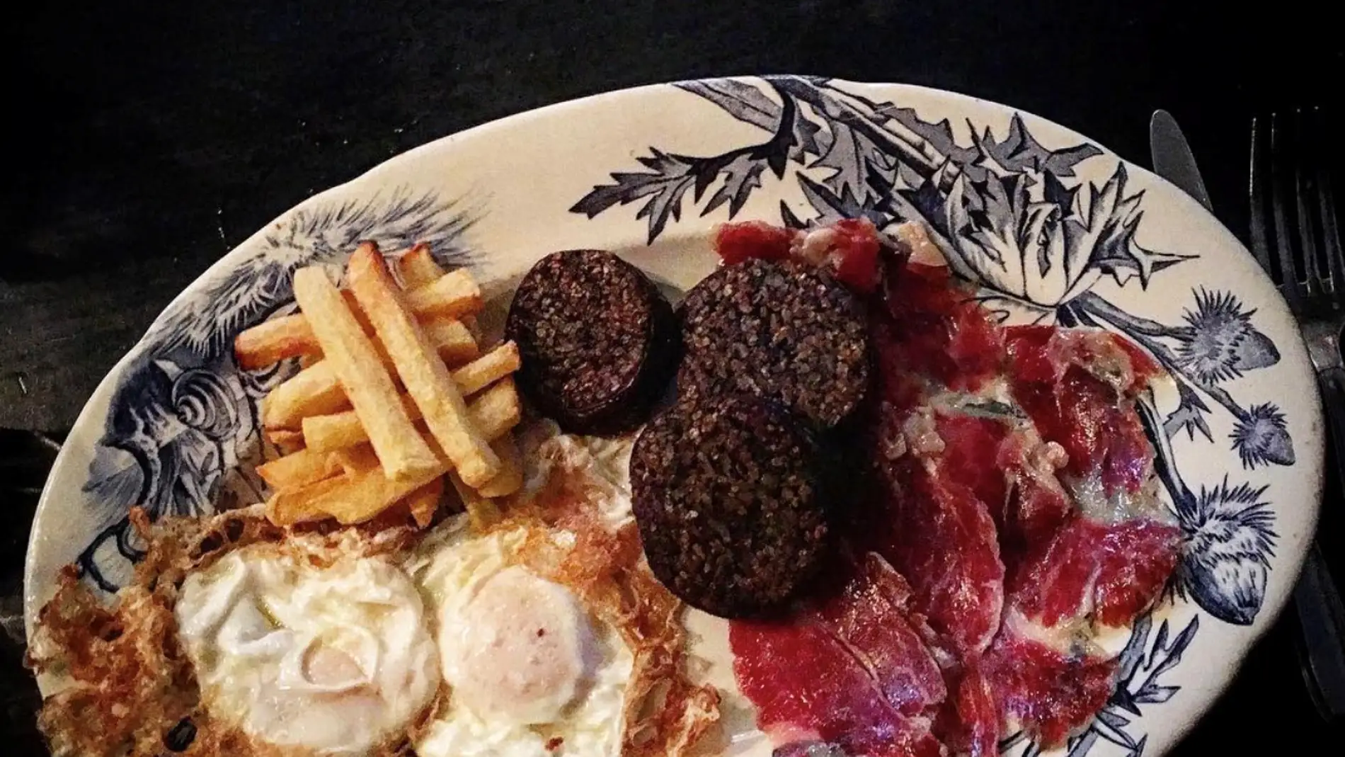 Un buen plato de huevos con patatas... y más cosas.